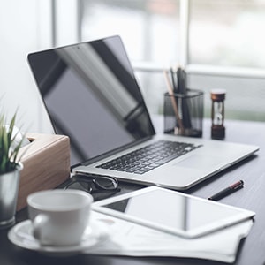 Laptop auf Tisch bei Zurich Fachmann