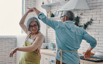 Frau und Mann tanzen in der Küche