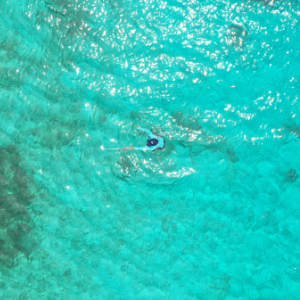 Schwimmer in türkisfarbenem Meer