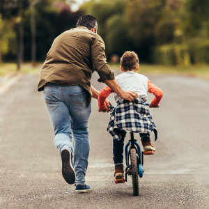 Vater bringt Sohn radfahren bei